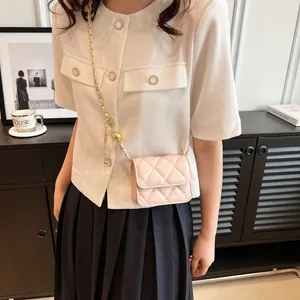 Mini sac matelassé rose avec perle dorée et bandoulière en cuir et chaîne