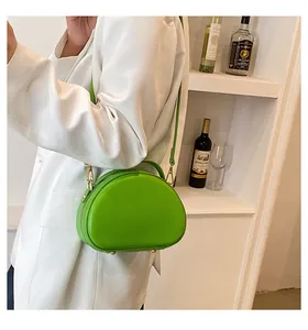 Détail du sac à main vert fruit en cuir PU avec ferrures dorées et poignée haute