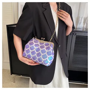 Détail du sac à paillettes sirène avec dégradé violet bleu et sa bandoulière en chaîne