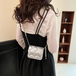 Mini sac bandoulière argenté matelassé chic avec effet métallisé et bandoulière chaîne