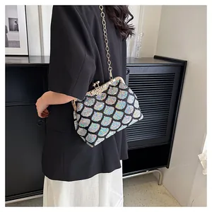 Détail des paillettes irisées colorées et du fermoir doré de ce sac à main élégant