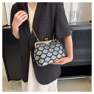 Détail du sac à main coquillage à paillettes sirène avec bandoulière chaîne dorée