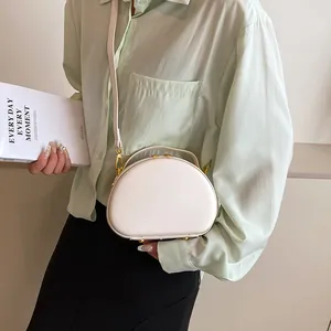 Sac bandoulière demi-lune en cuir PU blanc minimaliste avec poignée et fermeture dorée