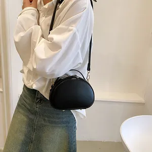 Sac bandoulière demi-lune noir minimaliste avec détails dorés et poignée pour femme