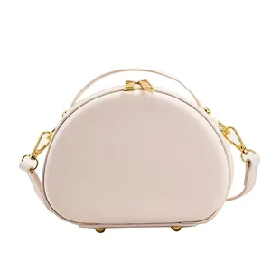 Sac à main beige demi-lune chic avec détails dorés et poignée supérieure