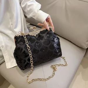 Sac coquillage élégant à paillettes noires avec cadre doré et bandoulière chaîne
