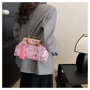 Detail der rosa Paisley-Muscheltasche mit Bambusgriff und Fransen am Schultergurt