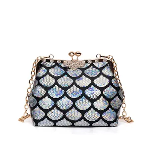 Sac pochette coquillage à paillettes argentées et bandoulière chaîne dorée élégante