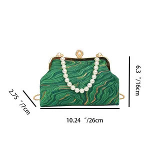 Dimensions détaillées du sac coquillage vert avec anse en perles et détails dorés