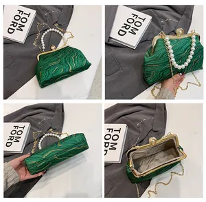 Détails du sac coquille vert émeraude à motifs ondulés avec anse perle et chaîne métal