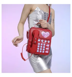 Détail du sac bandoulière rétro téléphone rouge avec cadran et poignée combiné