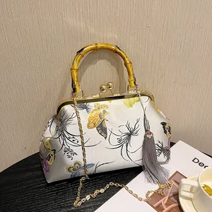 Sac à Main en Satin Brodé de Style Chinois Avec Poignée en Bambou Motif Floral Papillon Chaîne en Métal Gland Sac Bandoulière Femme