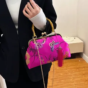 Sac en satin rose avec broderie florale de papillons et une anse en bambou