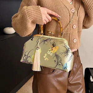 Sac en soie champagne avec poignée en bambou, broderie papillon et bandoulière