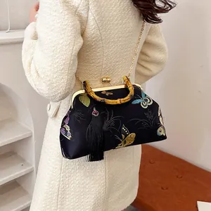 Sac coque vintage avec broderie florale, poignée en bambou et charmant pompon de soie