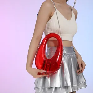 Bolso de mano moderno en acrílico rojo translúcido con cadena de plata en modelo