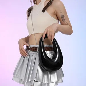 Bolso de hombro de acrílico negro brillante con cadena y diseño curvo futurista para mujer 2025