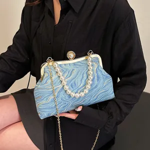 Élégant sac coquille brodé bleu clair avec anse perle et bandoulière dorée