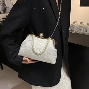 Sac coquille élégant avec poignée en perles, chaîne dorée et détails perlés pour femmes