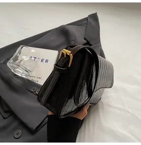 Detailansicht der braunen Kroko-Handtasche aus Kunstleder mit goldener Metallschnalle
