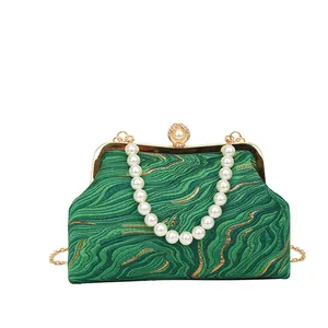 Sac coquille en jacquard à vagues vertes avec anse en perles et cadre doré