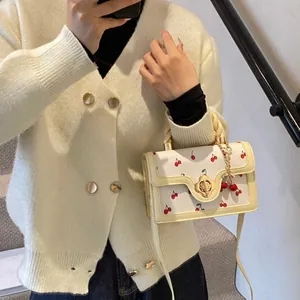 Sac crème à motif cerises rouges avec fermoir fleur dorée pour un style printanier
