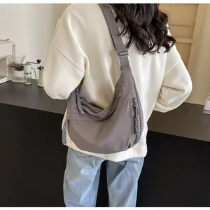 Detail der taupefarbenen halbmondförmigen Nylon-Umhängetasche für Damen im Freizeitstil