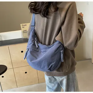 Morandi-blaue Nylon-Halbmondtasche mit verstellbarem Riemen an der Schulter