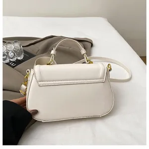 Vue arrière du sac à main en cuir crème minimaliste avec bandoulière amovible