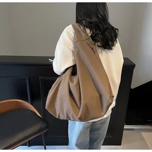 Borsa hobo in nylon marrone con design a pieghe e interno spazioso per l'uso quotidiano