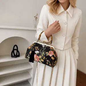 Détail du sac chinois en soie brodée avec poignée en bambou et motifs floraux élégants