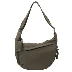 Bolso bandolera de media luna verde oscuro en nailon táctico con tiradores de cremallera