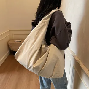 Grande borsa a spalla beige in nylon da donna con design retrò e stile minimalista