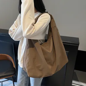 Grande borsa a tracolla hobo in nylon marrone minimalista con tracolla larga da donna