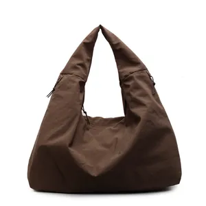 Bolso hobo grande de nailon marrón oscuro para mujer con detalles de cordón lateral