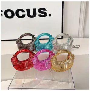 Sacs demi-lune métalliques en six couleurs avec poignées à nœuds et chaînes fines