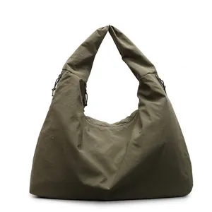 Bolso de hombro grande en nylon verde oliva con cordones laterales y correa ancha