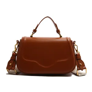 Sac à main minimaliste en cuir marron avec design vintage et large bandoulière