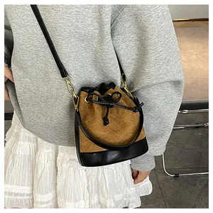 Détail du sac seau matelassé marron avec bandoulière et nœud de serrage élégant