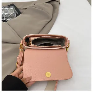Détail de l'intérieur du sac en cuir rose avec fermoir magnétique et poche zippée