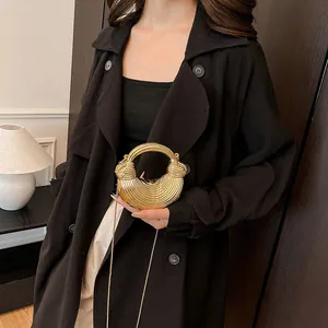 Sac à main demi-lune doré avec texture nervurée métallique et chaîne, style soirée chic