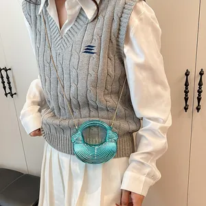 Mini sac croissant bleu métallisé avec poignée acrylique et chaîne dorée