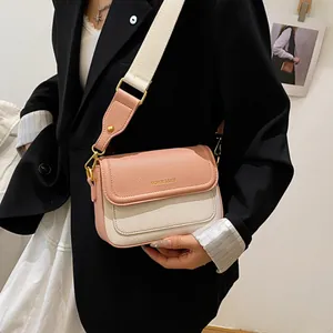 Sac bandoulière bicolore en cuir PU grainé rose et beige avec large bandoulière