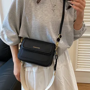 Sac bandoulière chic en cuir litchi noir avec double sangle et imprimé doré