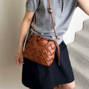 Sac seau rétro en cuir tressé marron avec cordon de serrage et breloque boule en métal