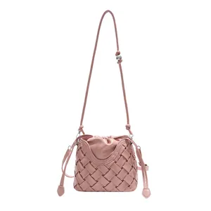 Sac seau en cuir tressé rose avec fermeture à cordon et bandoulière réglable