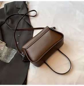 Vue détaillée du sac sous l'aisselle en cuir marron foncé avec boucle argentée fine