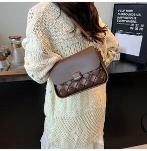 Sac à épaule en cuir marron avec texture tressée complexe et boucle magnétique carrée