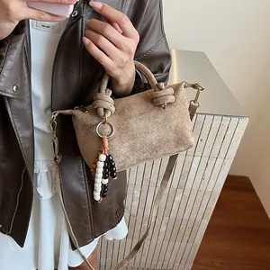 Borsa retrò marrone kaki in pelle scamosciata smerigliata con manico a nodo e nappa di perline