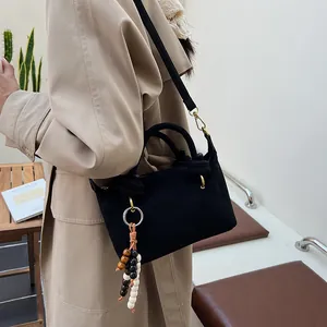 Borsa a mano retrò nera opaca da donna con tracolla e ciondolo con perline